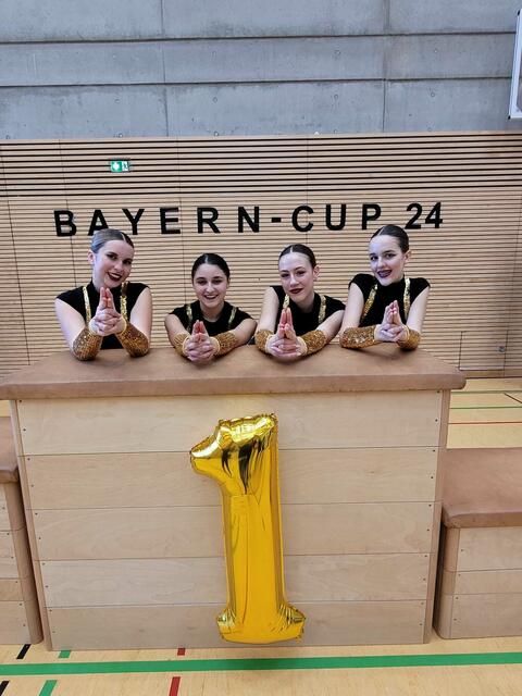 Anna Helwig, Sibel-Luisa Arslan, Sophie Maurer und Rebecca Kirner (v.l.) begeisterten mit ihrer Choreographie zu James Bond | Foto: Abteilung Rhythmische Sportgymnastik