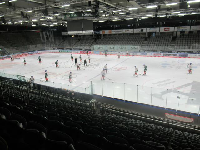 "Die Spieler sind ja kaum wiederzuerkennen in ihrem Anzug!" - "Der Puck ist aber schnell!" , waren nur einige Aussagen der Kinder zum Training 