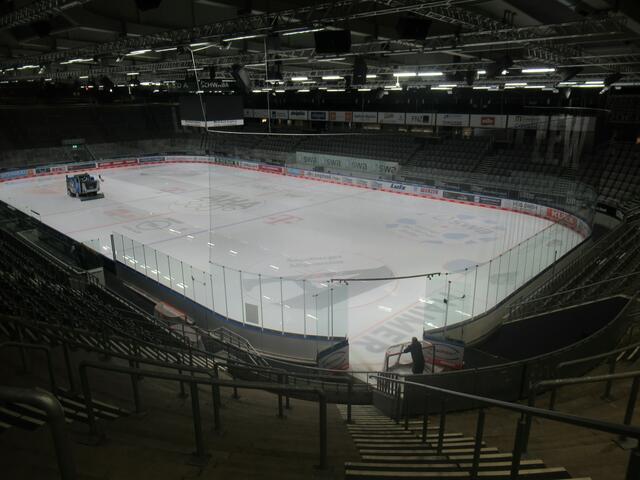 Gute Vorbereitung ist beim Eishockey wichtig - es braucht eine saubere und glatte Spielfläche - das konnten die Kinder im Stadion gleich beobachten 