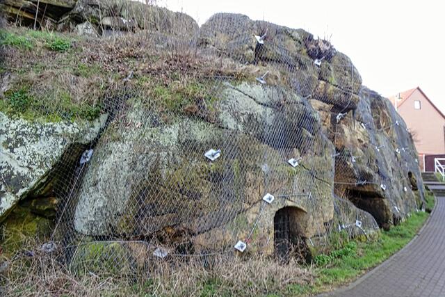 der durch mehrere Abstellkammern durchlöcherte Sandsteinfelsen in der Ortslage Langenstein musste aufwendig gesichert werden