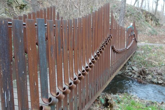 die YBBSITZBRÜCKE über den Goldbach