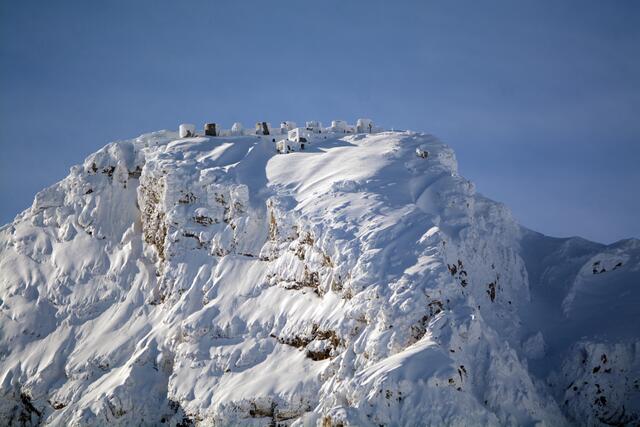 Tief verschneit stehen die Türme auf dem Monte Chabertton (3.136 m). Foto: Milesifederico, CC BY-SA 4.0 - https://upload.wikimedia.org/wikipedia/commons/8/80/Chaberton_innevato.jpg