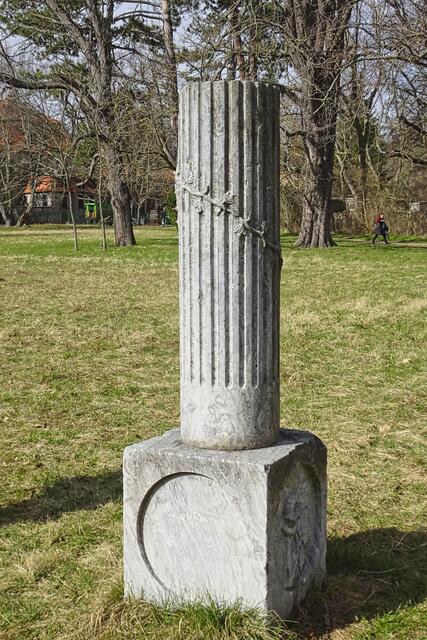 die Branconi Säule im Schlosspark