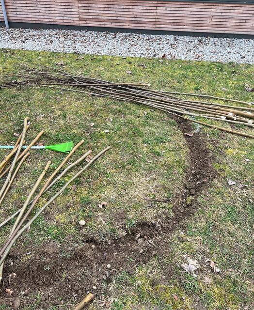 Wir stechen einen Graben für das Tippi aus.  | Foto: Melina Drüssler