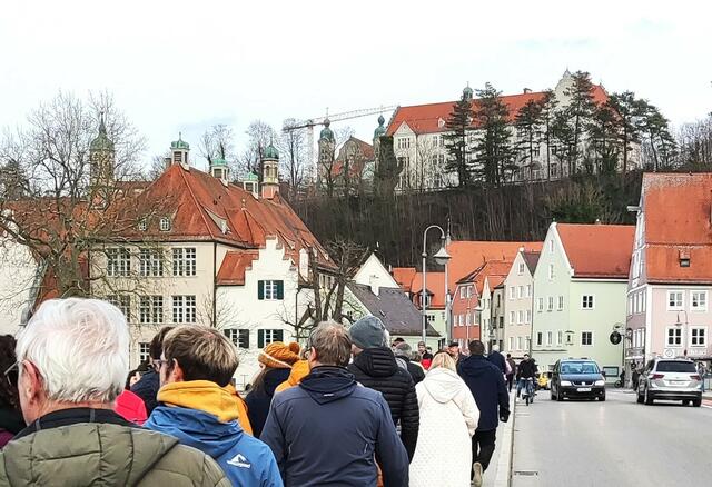 10 Paare nahmen an der Landsberger Stadtführung teil, bei der man „Interessantes, Lustiges und Skurriles über Liebe, Verliebtsein und Ehe in Landsberg“ aus verschiedenen Jahrhunderten erfahren konnte.
 | Foto: - -