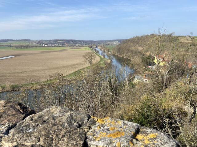 Mein Blick  ...
Vom Bergfried, den man erklimmen kann, ist der Blick sicher noch imposanter. Ich hörte gestern begeisternde Berichte anderer Besucher. 
