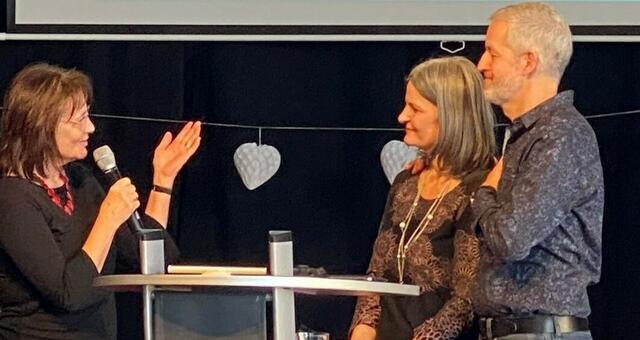 Cornelia Veit von der Landsberger Vineyard-Gemeinde begrüßt Katja und Marcel Hofer, die im MarriageWeek-Gottesdienst, der von etwa 120 Personen besucht wurde, die Predigt über Beziehungsimpulse der Bibel hielten. | Foto: - -