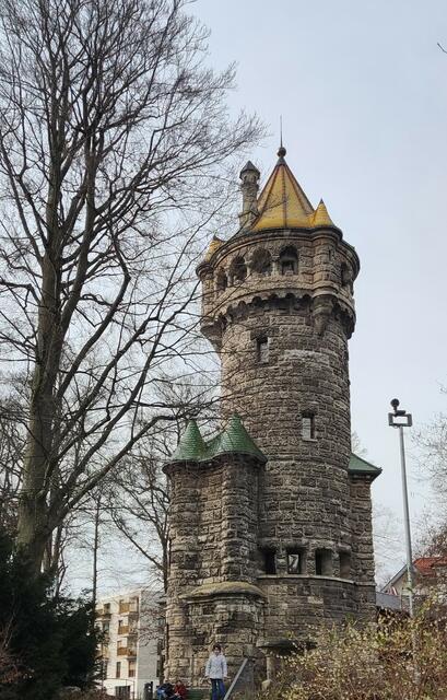 Eine Station der Stadtführung zum Thema „Ehe in verschiedenen Jahrhunderten“ war der Landsberger Mutterturm. | Foto: - -