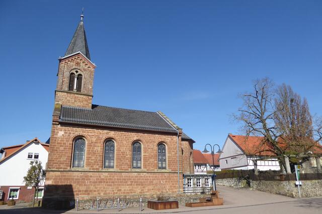Blick aus der Brunnenstraße auf die evangelische Kirche in Basdorf. Rechts ist die Gerichtslinde zu sehen.