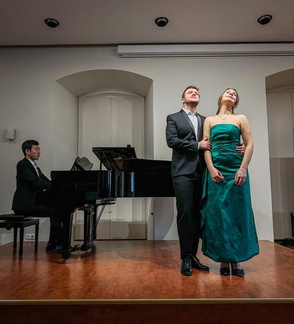 Die jungen KünstlerInnen (v. r.) Mirlinda Koci (Sopran), Granit Musliu (Tenor) und Tackyoung Chung (Pianist), präsentierten den gut 100 Konzertbesuchern einen musikalisch hochkarätigen Vormittag im Festsaal des Wertinger Schlosses.