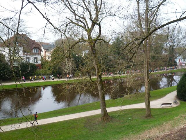 Auf dem Schlossberg. Die Laufteilnehmer/innen der 5-km-Distanz sind vor wenigen Minuten gestartet.
