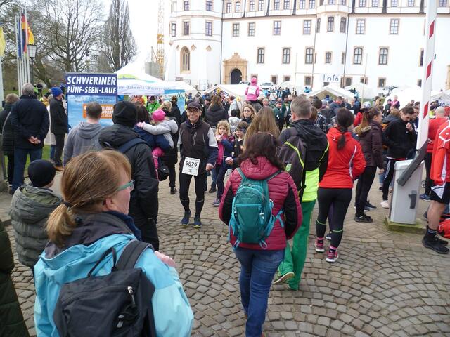Die Startnummernausgabe am Lauftag findet vor dem Celler Schloss statt. Der Hänigser Athlet ist startfertig.
