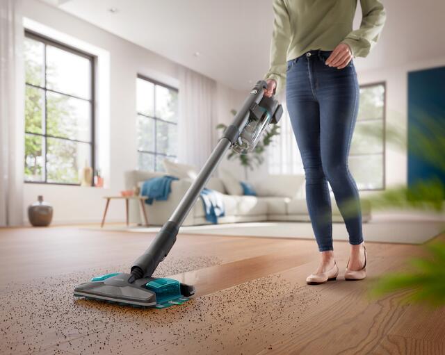Der Akku-Staubsauger 8000 Aqua XC8055/01 kann im Haus bei der Bodenpflege Staubsaugen und Wischen. Im Außeneinsatz kümmert er sich um den Staub im Auto.  | Foto: Quelle: Philips/TRD Pressedienst