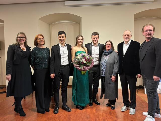 Die Verantwortlichen und Künstler freuten sich nach dem Konzert über das gute Gelingen. (v. l.) Annika Egert, Charlotte Buhl, Tackyoung Chung, Mirlinda Koci, Granit Musliu, Karolina Wörle, Hermann Buhl und Daniel Schliewa.
