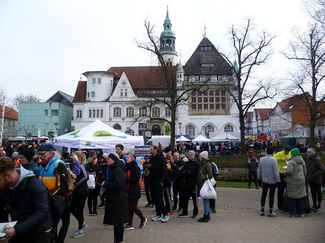 Blick auf Celle von der Startnummernausgabe aus gesehen. Das große Gebäude im Bildmittelpunkt ist das Bomann-Museum. Der Kirchturm gehört der  Evangelisch-lutherische Stadtkirche St. Marien Celle. 