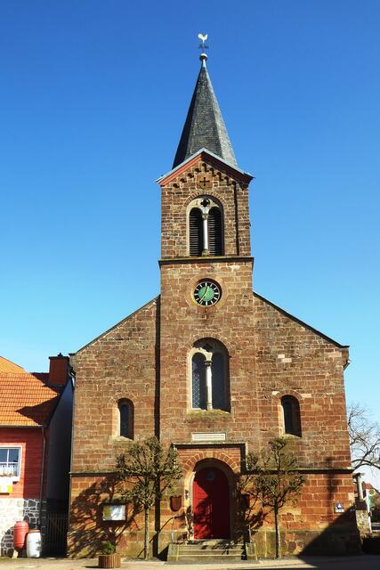 Die Westseite der evangelischen Kirche von Basdorf. Die Kirche konnte 1863 mit Hilfe einer Stiftung der Anna Katharina Wetzel, geborene Dietrich, in Höhe von 1000 Gulden gebaut werden.
