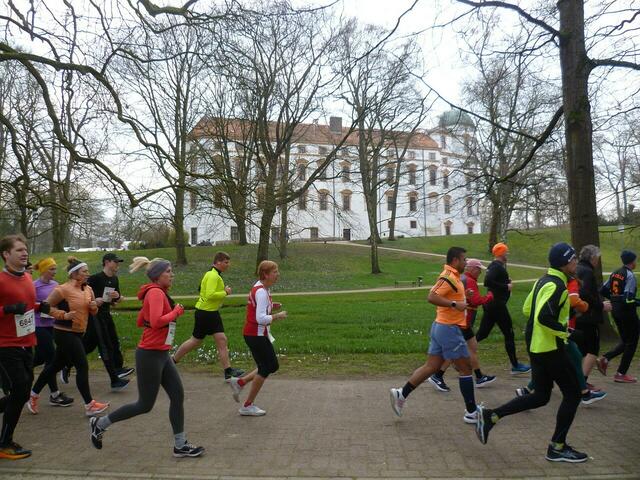 10 Kilometer: Das Schloss ist fast umrundet.
