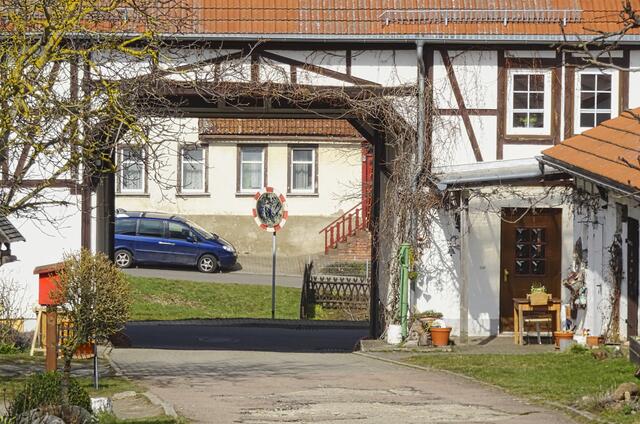 Tordurchfahrt der Kunsthofes, durch den Schatten und der Perspektive kann man kaum erkennen, dass die Hauptstraße im Bereich des Schattens vor dem Spiegel verläuft