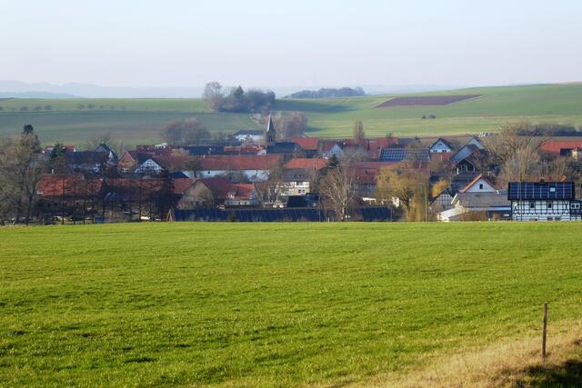 Blick vom Süden auf den Ortskern von Basdorf.