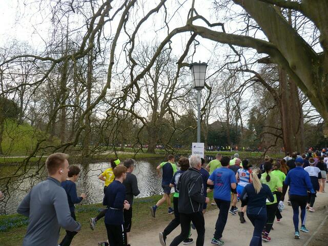 10 Kilometer: Der Parcours führt immer noch am Schlossgraben vorbei.

