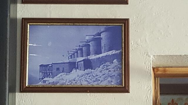 Diese Bilder hängen im Eingangsbereich des Hotels 