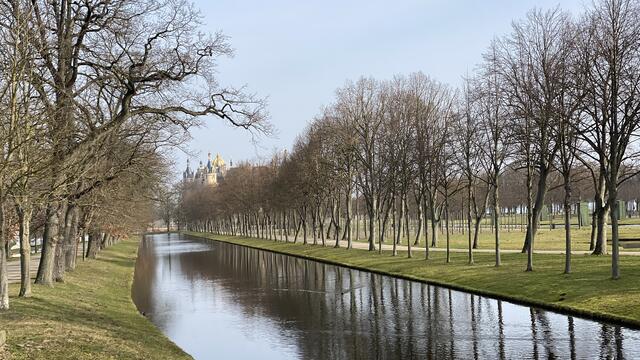 Der Rundweg durch den Schlossgarten führt an vielen Kanälen vorbei. Foto: Helmut Kuzina