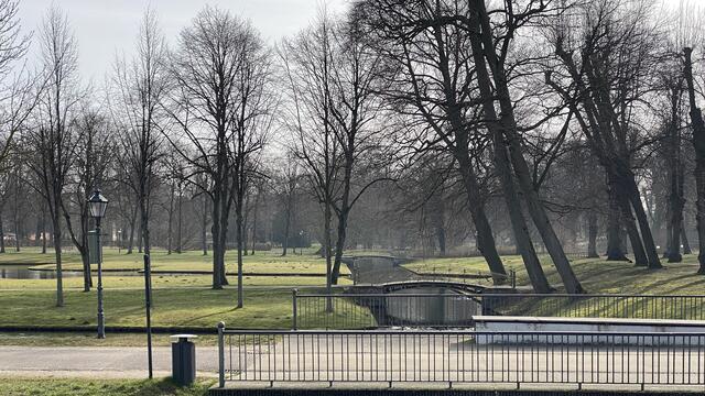 Die historischen Wegführungen und Brücken bieten im Schlossgarten immer wieder neue Sichtachsen. Foto: Helmut Kuzina