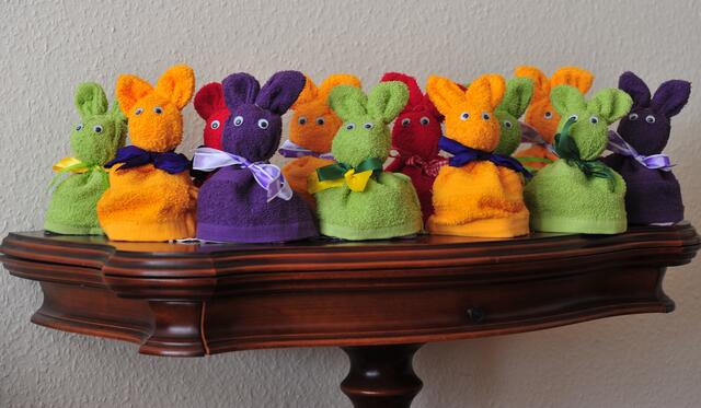 Diese Osterhasen habe ich vor einigen Jahren aus Waschhandschuhen selbst gebastelt, mit Ostereiern gefüllt und verschenkt!