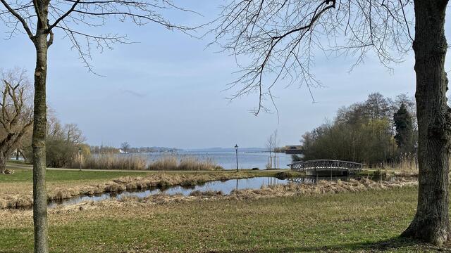 Am Rand des Schlossgartens gibt es diese Sicht auf das Südende des Schweriner Sees. Foto: Helmut Kuzina