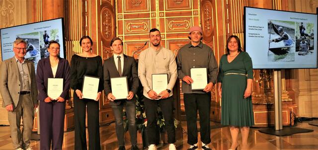 Kanu Schwabenteam bei der Ehrung im Goldenen Saal in Augsburg. Von links Jürgen K. Enninger, Emily Apel, Elena Lilik, Jürgen Lindolf, Sideris Tasiadis, Noah Hegge mit der Bürgermeisterin Martina Wild | Foto: Marianne Stenglein