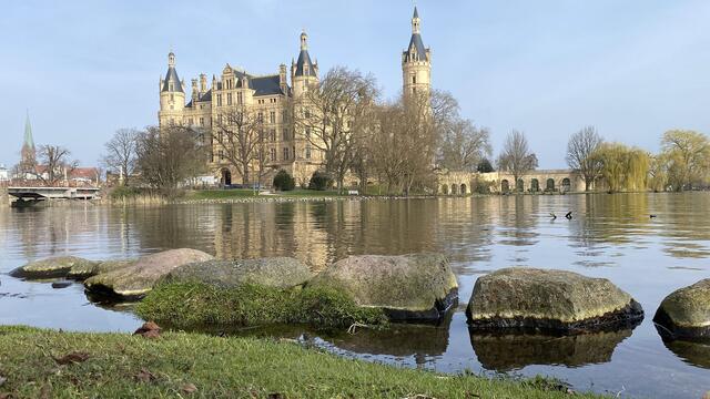 Das Schloss befindet sich auf einer Insel des Schweriner Sees. Foto: Helmut Kuzina