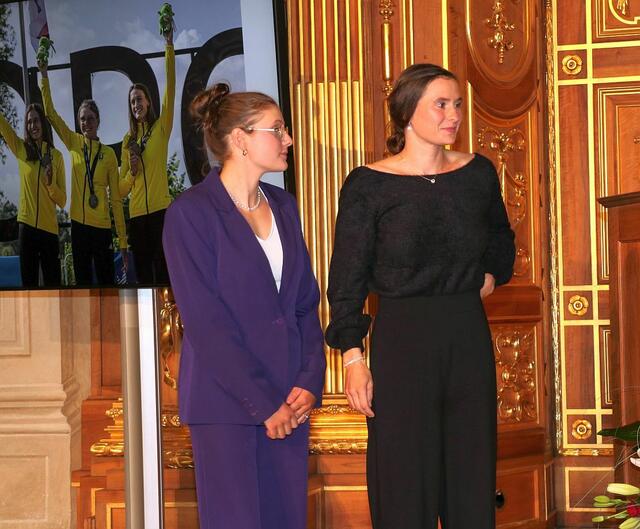 die beiden erfolgreichen Schwestern Emily Apel links neben der Sportlerin des Jahres Elena Lilik | Foto: Marianne Stenglein