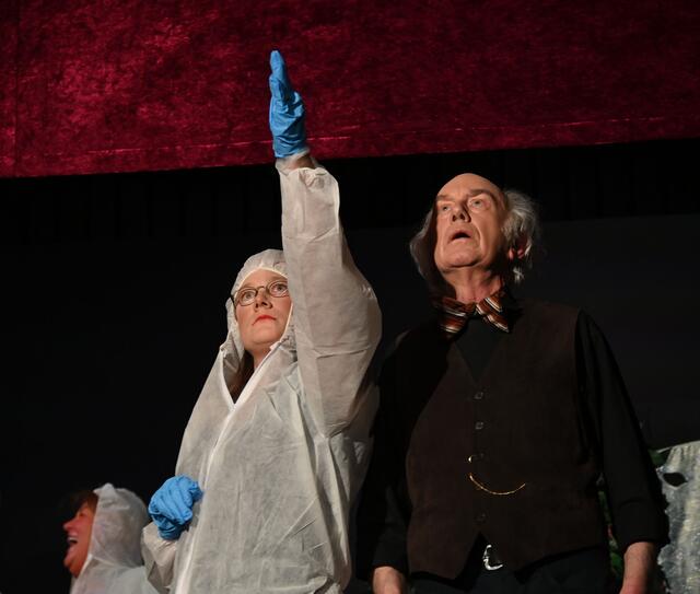 Kam von da oben der Schuß? Henrike Picht spielt die Gerichtsmedizinerin.