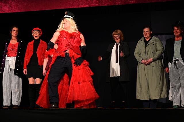 Polizist und Diva - es gab einige Doppelrollen