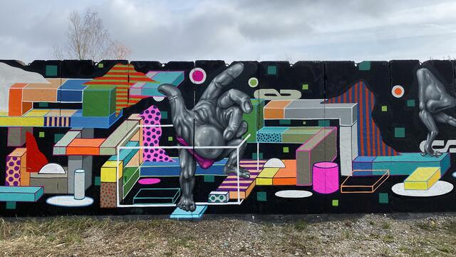 Hier hat ein Graffitikünstler seine Ideen und Gedanken auf visuelle Weise szeneübergreifend gestaltet. („Graffiti Hall“ am Platten Kamp.) Foto: Helmut Kuzina