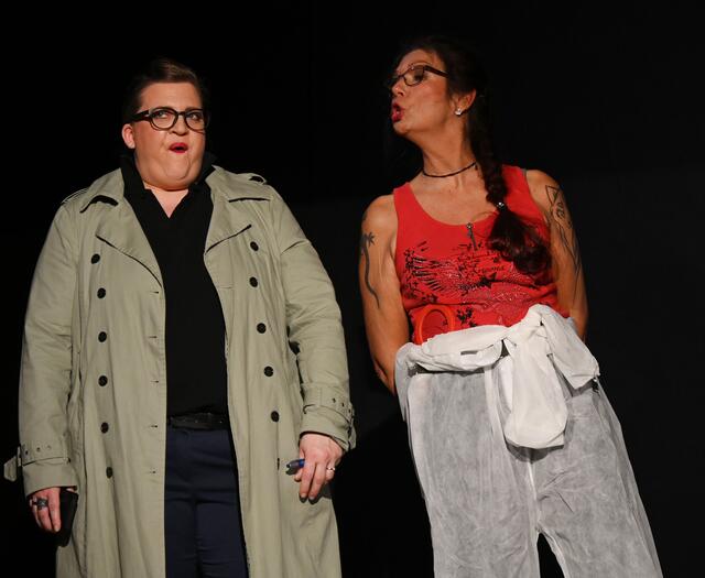 links: Carina Bach spielt die zweite ermittelnde Kommissarin.