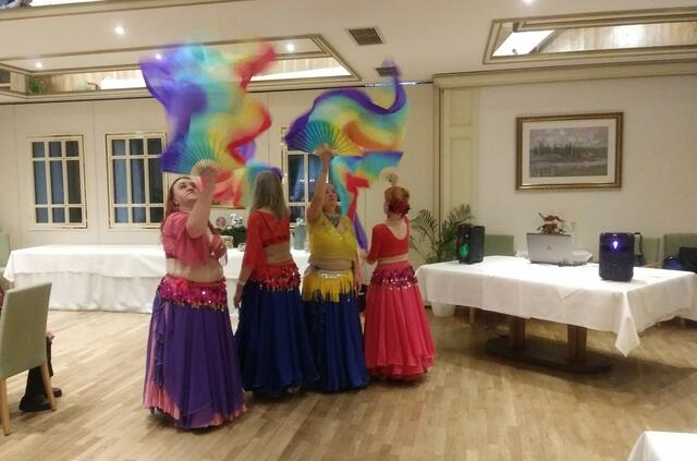 Paradies Oriental mit einem farbenfrohen Schleierfächertanz. | Foto: Shima Mahi