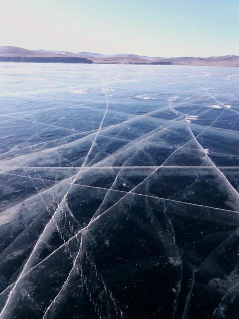 Der See hat eine meterdicke Eisdecke und trägt Autos nach Olchon, einer der Inseln im Baikalsee. | Foto: HanS SachS Autor