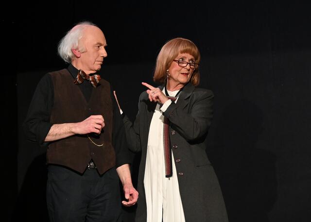 Das Ehepaar Klaus (Regisseurin Gabriele Dragon übernahm die Rolle der Sabine Klaus) hat so seine Geheimnisse.