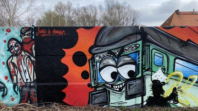 Es gibt viele verschiedene Graffitistile, das demonstriert die „Graffiti Hall“ am Platten Kamp. Foto: Helmut Kuzina