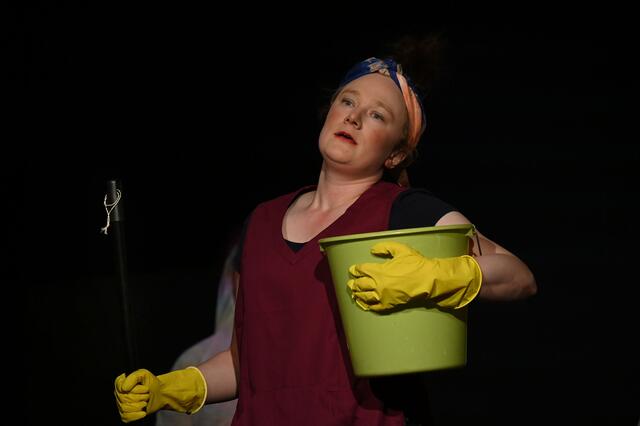 Die Putzfrau Mira (Henrike Picht in einer Doppelrolle) hat Einiges mitbekommen.