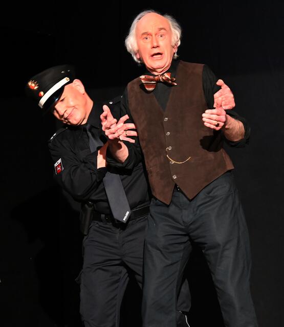 Ist er der Mörder? Harald Emeling als Polizist nimmt Nepomuk Klaus (Rainer Picht) fest.