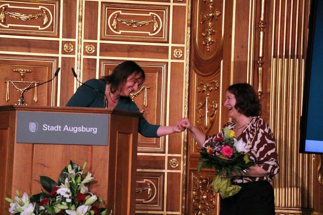 Martina Wild bedankt sich bei Frau Saborowski | Foto: Marianne Stenglein