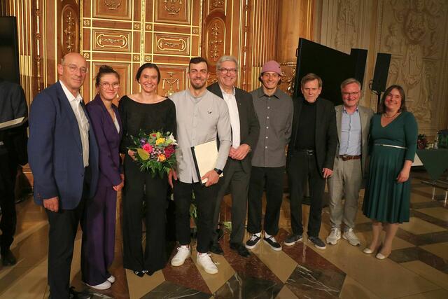 Emily Apel und Elena Lilik sowie Sideris Tasiadis und Noah Hegge beim Fotoshooting | Foto: Marianne Stenglein
