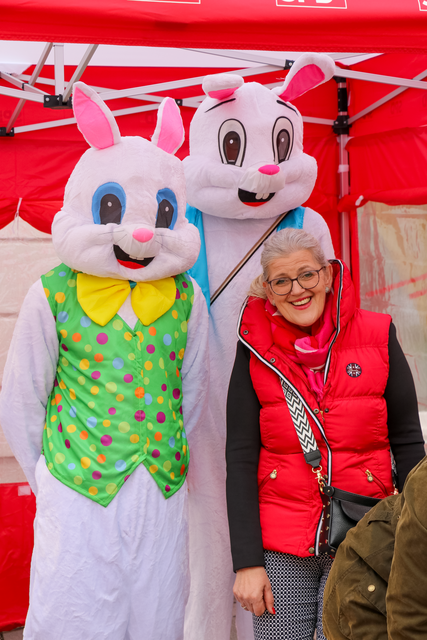 Judika-Markt 2024 startet den Friedberger Frühling - Stadträtin und Kulturreferentin Ulrike Sasse-Feile am Bastelstand der SPD | Foto: FSeventfoto