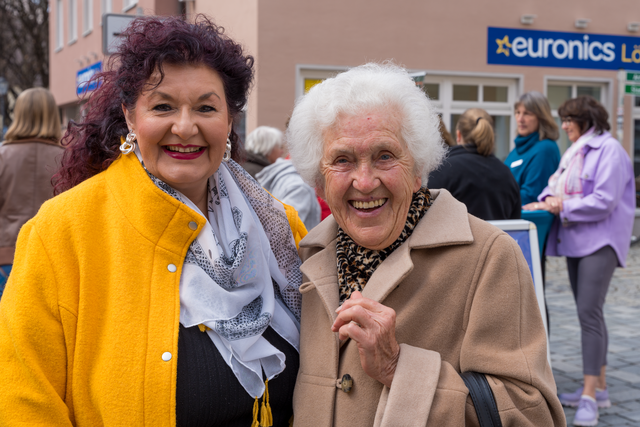 Judika-Markt 2024 startet den Friedberger Frühling - Im Bild myheimat-Reporterin Sabina Scherer (links) und Traudl Wisasing | Foto: FSeventfoto