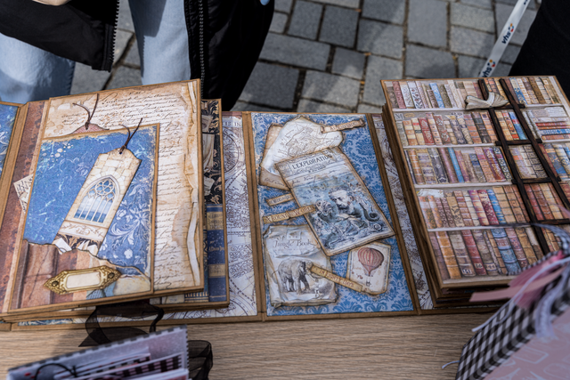 Judika-Markt 2024 startet den Friedberger Frühling - Scrapbooking-Künstlerin Marisol Dieguez Morgado bietet Kurse für das Hobby bei der vhs Aichach-Friedberg an | Foto: FSeventfoto