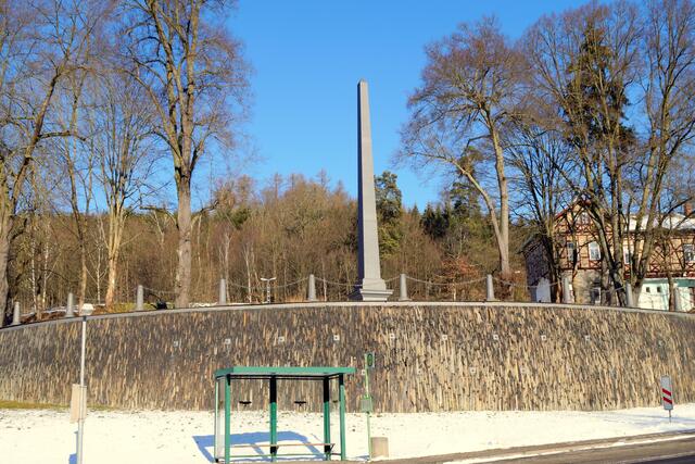 der Obelisk von Mägdesprung wurde 1812 in Mägdesprung hergestellt und wurde auf dem Rondell aufgestellt. 1975 musste er wegen Baufälligkeit abgerissen werden. Der jetzige, in Wernigerode geschaffene, Obelisk konnte nach einer Sanierung des Rondells (38 sichtbare Zuganker zeugen noch davon) im Jahre 2012 neu aufgestellt werden 