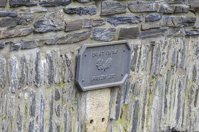 Über diese schöne alte Brücke führte uns der Weg über die Selke zum Herzog Alexis Erbstollen. Die Brücke wurde bereits um 1840 errichtet. Nach Schäden durch das Selkehochwasser vom April 1994 konnte die, zum Abbruch schon freigegebene Brücke, durch die Initiative des ehemaligen Bürgermeisters von Harzgerode und Vorsitzenden des dortigen Zweigvereins , Horst Schöne, nach einer umfangreichen Reparatur erhalten bleiben. 