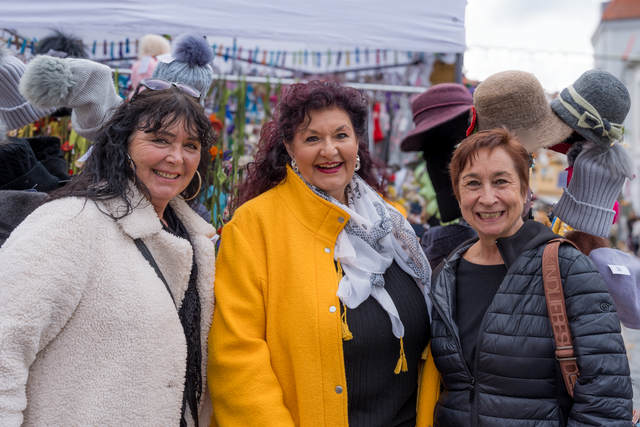 Judika-Markt 2024 startet den Friedberger Frühling - v.l.: Kultrureferentín Perta Gerber, myheimat-Reporterin Sabina Scherer und Susanne Geller-Dürr erkunden das Marktgeschehen | Foto: FSeventfoto